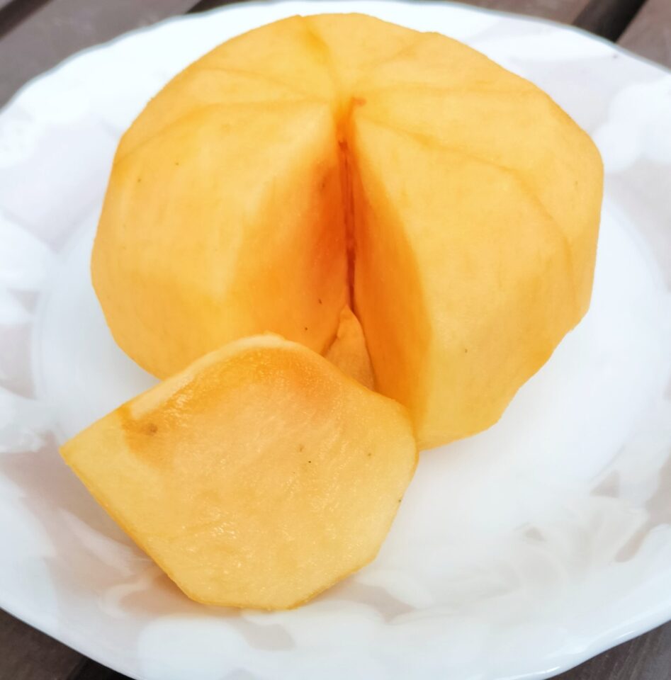 皮をむいた柿
