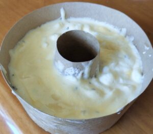 シフォンケーキの方に生地を入れた状態
