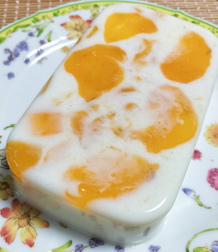 牛乳寒天タッパーから出したもの