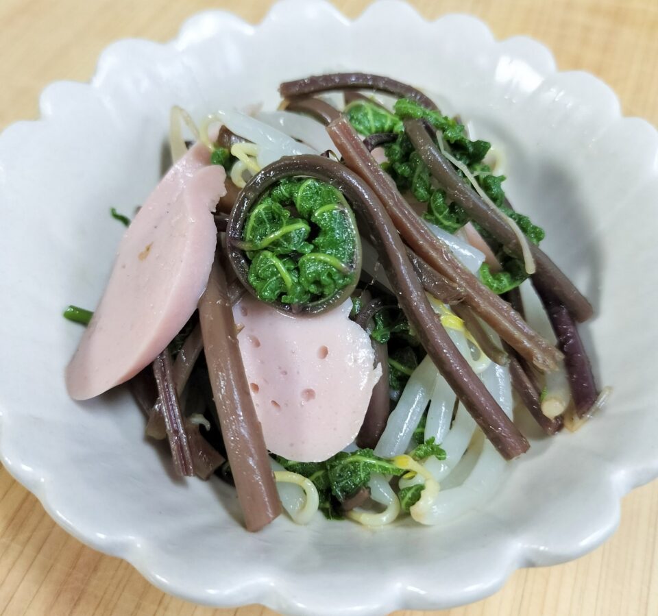 赤こごみの中華風おひたし